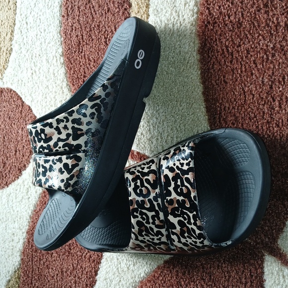 Women's OOFOS leopard print slides size 38 - Picture 2 of 8
